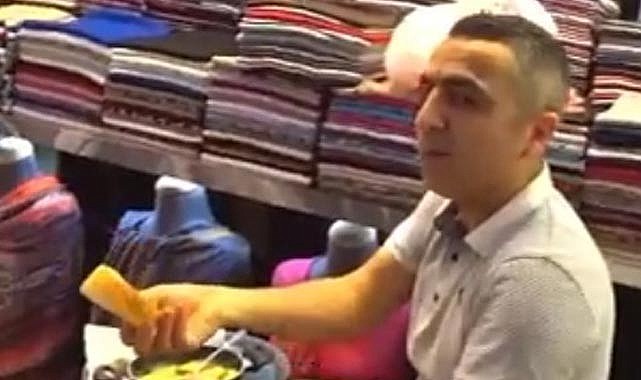 kapalıçarşı yı ziyaret eden turist kendisine ikram edilen türk